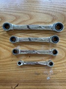 Zestaw kluczy  oczkowych z grzechotką. Firma Neo Tools.