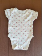 44. Body na krótki rękaw białe w kwiatki rozmiar 68-74