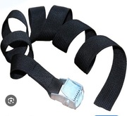 czarne paski mocujące z mechanizmem szybkiego zwalniania.