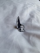 Przypinka pin pins wpinka broszka miś z nożem 