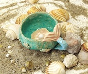 Ręcznie robiony morski kubek z syrenim ogonem, muszlami i perłą