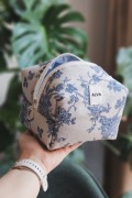 Kosmetyczka ALVA Toile de Jouy Handmade Ręcznie Haftowana PREZENT