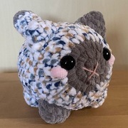 Kotek, kot na szydełku, maskotka, pluszak.