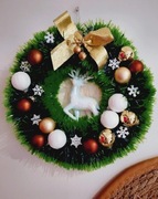 Świąteczny wianek na drzwi wejściowe z białym reniferem