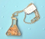 Kolba laboratoryjna z suszonymi kwiatami – złoty naszyjnik żywica,