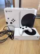 Konsola Xbox Series S w zestawie oryginalny pad oraz pełne okablowanie