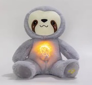 LENIWIEC ODDYCHAJĄCA MASKOTKA PLUSZAK ŚWIATŁO DŹWIĘK SENSORYCZNA MIŚ 