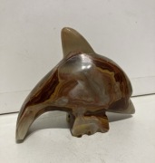 figurka z kamienia naturalnego delfin z chyba onyxu, albo alabastru stara