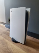 Konsola PS5 z dwoma padami i stacją ładowania jak nowa