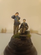 Skala 1:35 ręcznie malowane dwie figurki na podstawce