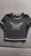 Krótka czarna bluzeczka z motylem z cekinków