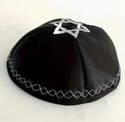 Żydowską czapkę określa się jako jarmułka, hebrajską nazwą kippa