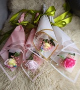 Dzień kobiet. Piękne duże mydlane róże pakowane pojedynczo w papier