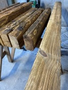 Meble z Duszą: Ręcznie Wykonane ze Starych Ciosanych Belek