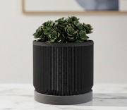 Doniczka z podstawką – żłobiona, minimalistyczna 3D | czarna | nowa 11,5cm