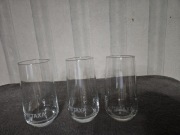 Trzy szklanki do alkoholu i innych napojów z napisem Metaxa
