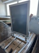 STOJAK REKLAMOWY POTYKACZ  DWUSTRONNY NA SPRĘŻYNACH  50x70cm