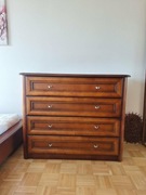 Pojemna komoda i szafka nocna firmy MEBIN z kolekcji Bursztyn