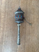 Nepalskie tybetańskie buddyjskie koło modlitewne inkrustowane kamieniami