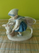 Porcelanowa figurka Dziewczynka z jałówka GDR