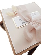 Kartka ślubna w pudełku z suszonymi kwiatami beżowa złota personalizowana 