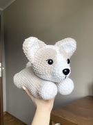 Pluszowy piesek corgi wykonany na szydełku