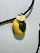 Ręcznie robiony naszyjnik z modeliny – cytryna z kwiatkiem