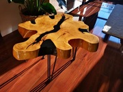 Stolik kawowy z żywicą, stół z żywicą,akacja.