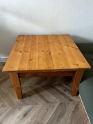 Piękny drewniany stolik kawowy.