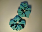 Gumka scrunchies S błękit w czarne grochy 
