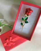 Broszka - Czerwona różyczka