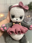 Ręcznie robiona maskotka szydełkowa – panda w sukience