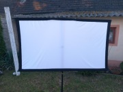 Ekran projekcyjny Ok. 70 cali ze statywem.  Czytaj opis