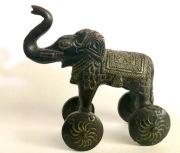 Słoń na kółkach, tradycyjna, mosiężna figurka sztuki Dhokra, XIX/XX wiek