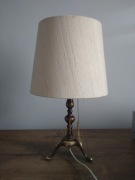 Stara lampa stołowa vintage z mosiężną podstawą na trójnogu i abażurem