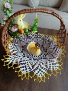 Serwetka z kurką na szydełku do dekoracji wielkanocnego koszyczka pisanki