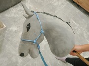 Halter dla hobby horse A3 z niebiesko białego sznurka 