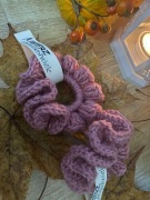 Scrunchie z włóczki w kolorze wrzosowym