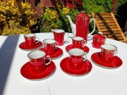 Czerwony serwis kawowy sygnowany Włocławek. "Pancernie" pakowane