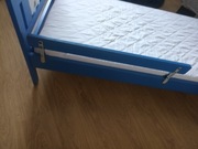 KRITTER łóżko z dnem z listew, niebieskie, materac 70x160 cm