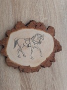 Konik. Dekoracja z drewna. Plaster drewna. Gruba  kora. Obrazek. 