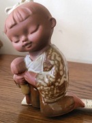 Figurka z terakoty, słodka dziewczynka klęcząca i trzymająca lalkę, vintage