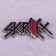 solidny metalowy pin przypinka broszka Skrillex 