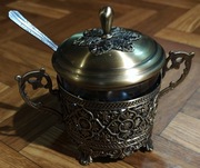 Cukiernica jak z pałacu! Stylowy pojemnik retro z mosiądzu i szkła