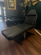 czarny fotel do tatuażu 