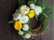 Nowy wianek z chryzantem biało żółte na grób drzwi
