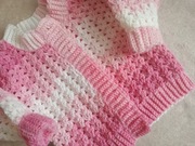 Sweterek dla dziecka biało- różowy dziergany szydelko HANDMADE 6-8 mies