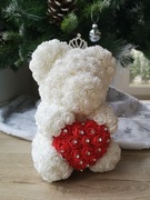 Miś z róż piankowych z diamentowym sercem wys.25 cm