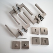 Klamka drzwi wewnętrzna na rozecie Qubik rozeta WC kwadrat satyna