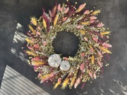 Jesienny wianek z suszonych roślin z materiałowymi dyniami, jesieniara vibe